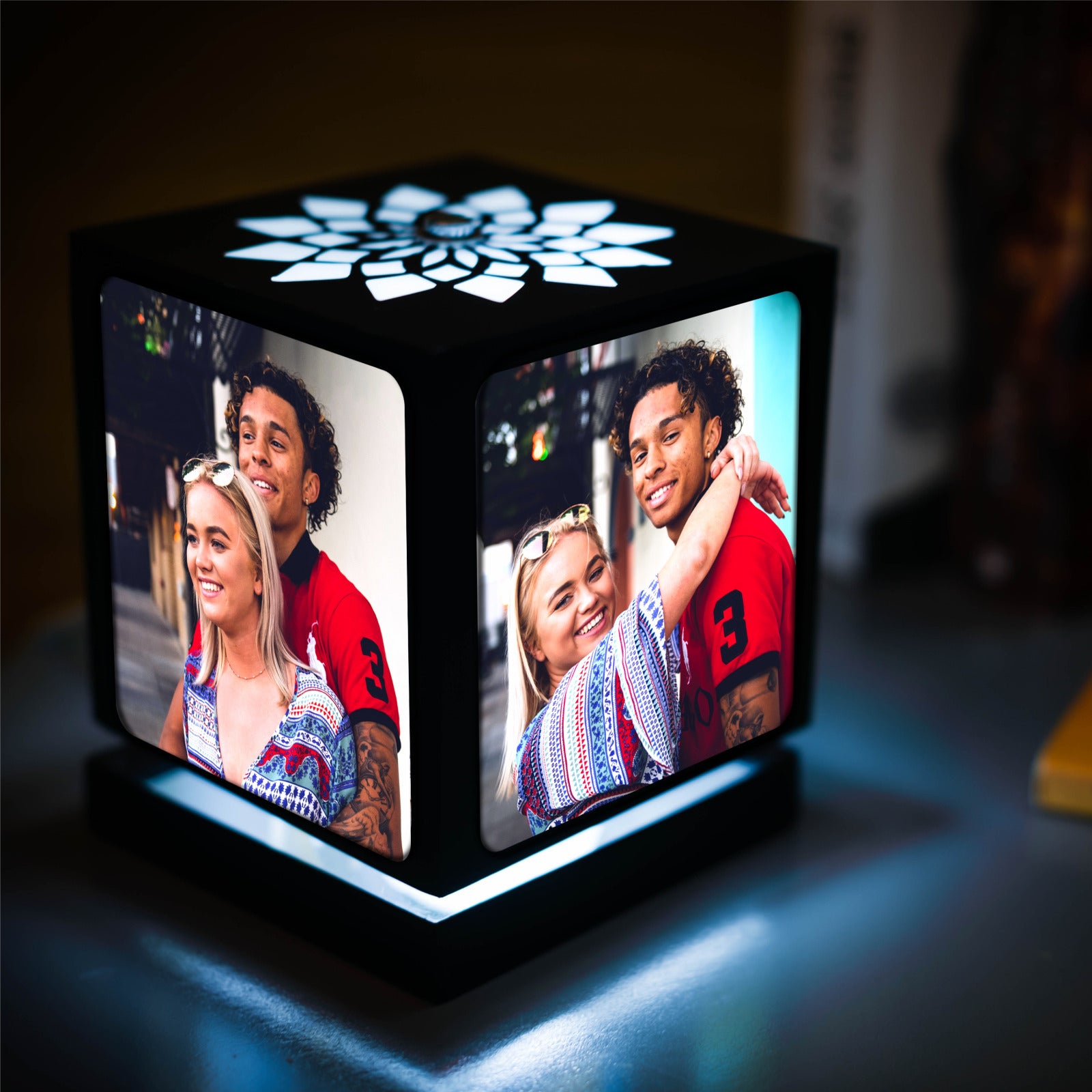 Cornice cubo porta foto rotante in legno tavolo con quattro Foto Omaggio Personalizzate